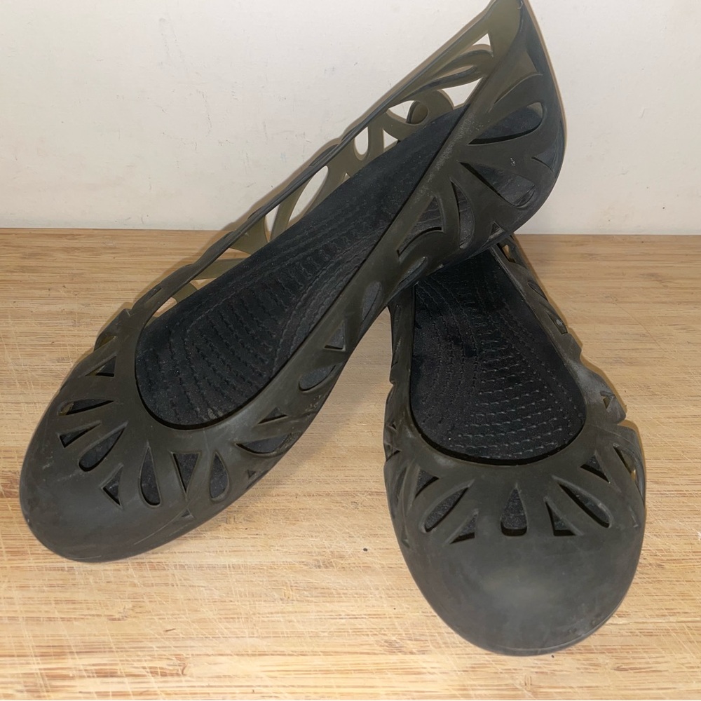 CROCS black ballet flats
Size 7